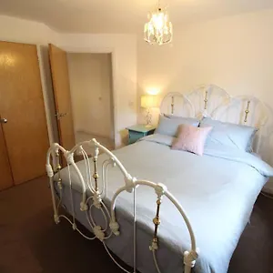3-bedroom-flat-10-mins-walk-to-bay-and-city-center.cardiffhotelswales.com/