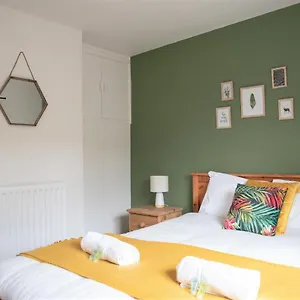 Cottenham - Centre With Free Private Parking 2 Toilets 4 Bedroom Sleeps 8 Holiday home