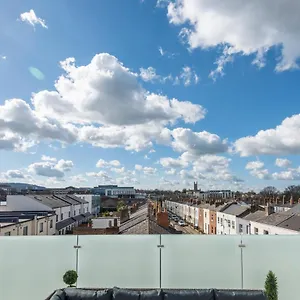 brand-new-modern-2-bed-penthouse-with-40m2-private-roof.cardiffhotelswales.com/